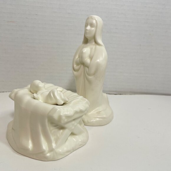 Vintage 1966 White Porcelain Nativity Figurines Featuring Mary & Baby Jesus - Picture 3 of 11